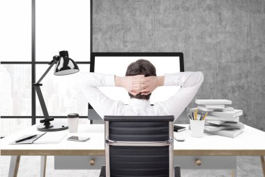 Bir adamın onun ofis bilgisayarı, gri, arkadan görünüş