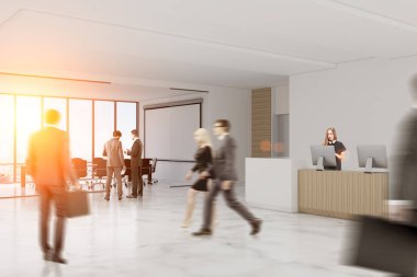 Salonda çalışacak takım elbiseli insanlar