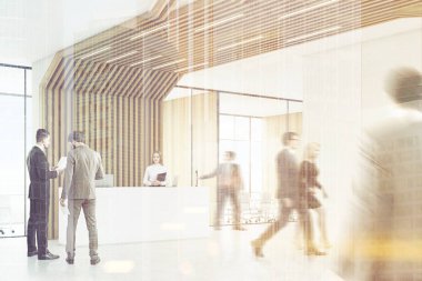 Borularla tonda bir odadaki insanlar