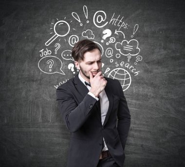 Sakallı adam ve Internet yazı tahtası üzerinde arama