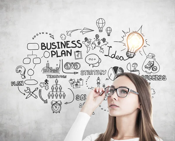 Mujer en gafas y plan de negocios — Foto de Stock