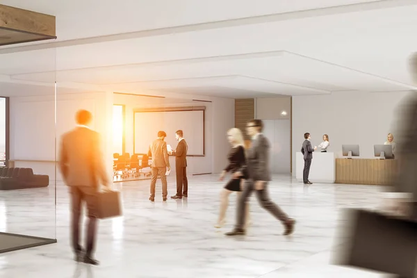 Empresários correndo por um escritório — Fotografia de Stock