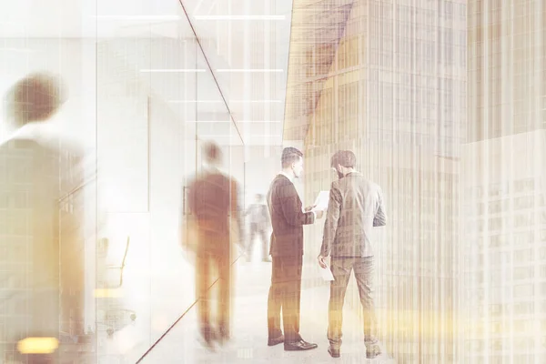 Muži v chodbě firmy, město, tónovaný — Stock fotografie