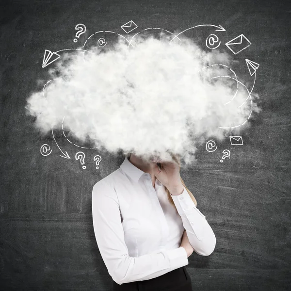 Pandangan samping dari wanita pengusaha muda dengan kepala di awan di latar belakang papan tulis. Konsep melamun — Stok Foto