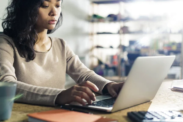 Asiatisk kvinna att skriva på laptop — Stockfoto