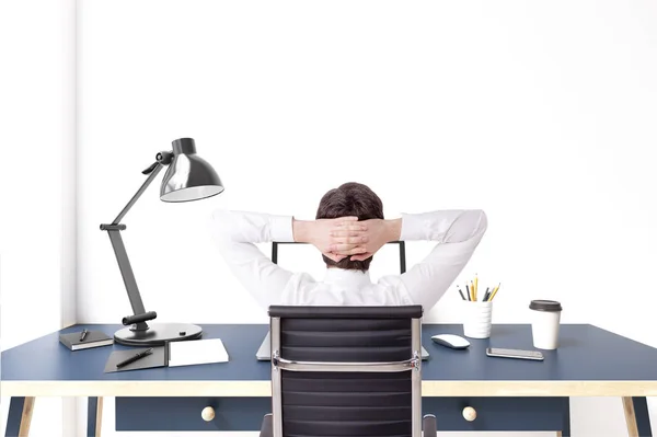 Bakifrån av en man på hans dator på kontoret, vit — Stockfoto