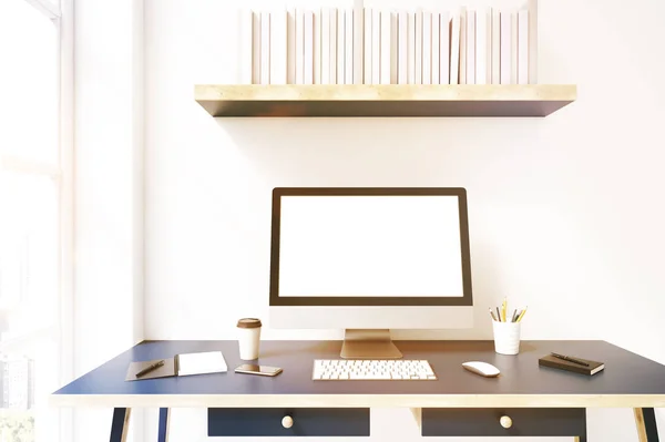 De monitor van de computer op een blauwe Bureau, afgezwakt — Stockfoto