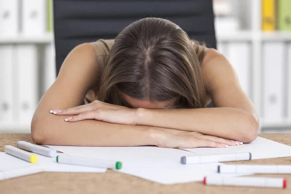 Flicka sover i office, markörer och papper — Stockfoto
