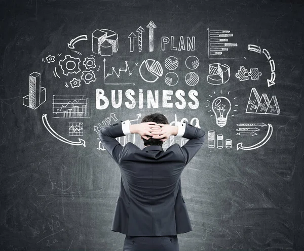 Man op zoek naar business idee regeling — Stockfoto