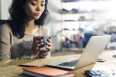 Asya ambar çalışanı onun işyerinde