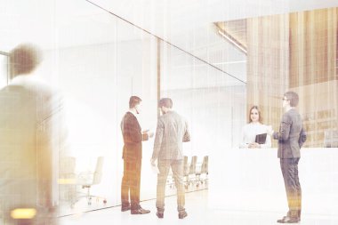 Office tonda insanlarla köşesinde