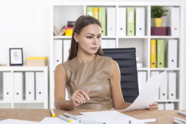 Belgeleri okuma bej kadında