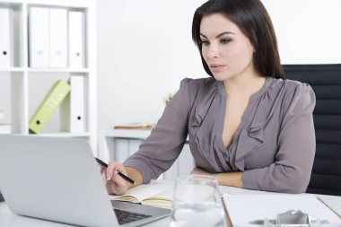 İçinde gri tipik kadın