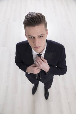 Kravatını ayarlama adamın Üstten Görünüm