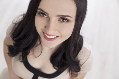 Bej içinde gülümseyen iş kadını, yakın çekim