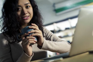 Kahve ile Asyalı kız sana bakıyor