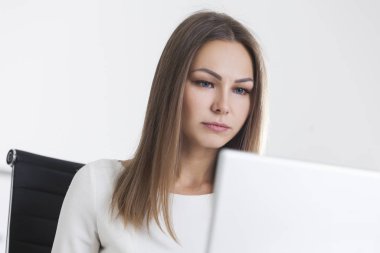 Dizüstü bilgisayar ile ciddi sarışın işkadını