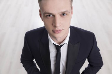 Sarışın yakışıklı Müdürü yakın çekim