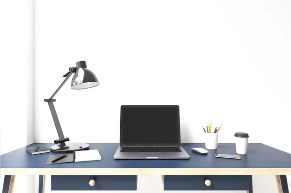 Laptopa monitora na biurku niebieski — Zdjęcie stockowe
