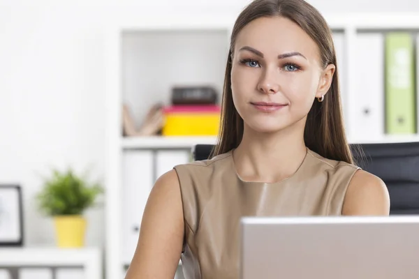 Porträtt av positiva affärskvinna i office — Stockfoto