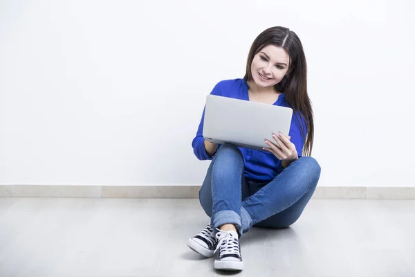 Chica en jeans trabajando con portátil — Foto de Stock