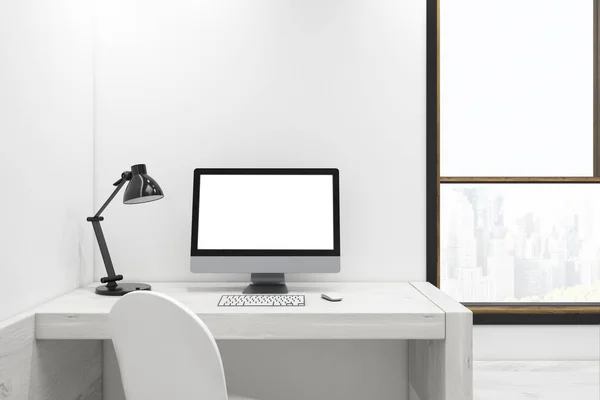 Белый экран компьютера на деревянном столе — стоковое фото