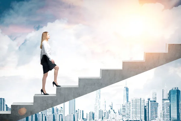 Mujer subiendo escaleras en la ciudad — Foto de Stock