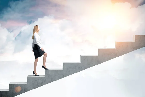 Mujer subiendo al cielo — Foto de Stock