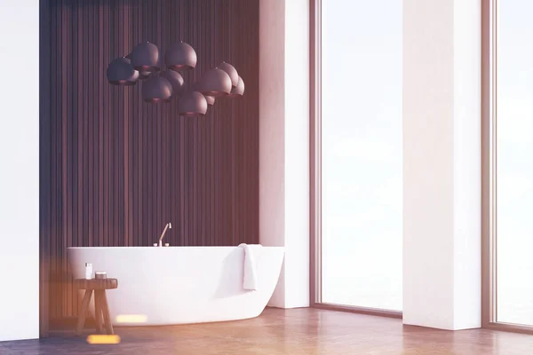Banheiro com lâmpadas, madeira escura, canto, tonificado — Fotografia de Stock