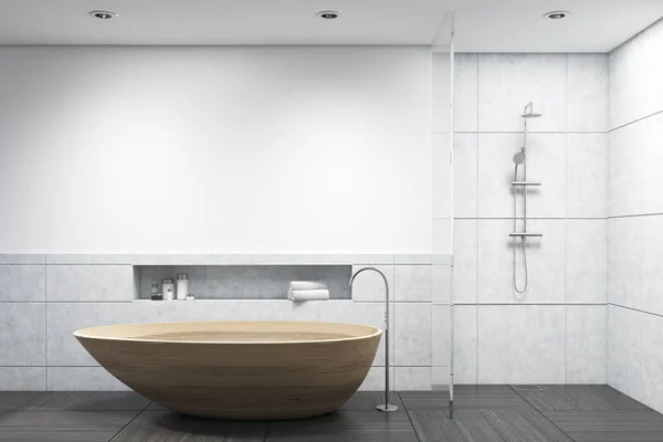 Badezimmer mit Holzwanne und Dusche — Stockfoto