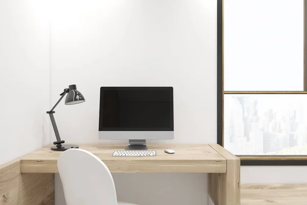 Schwarzer Computerbildschirm auf Holztisch — Stockfoto