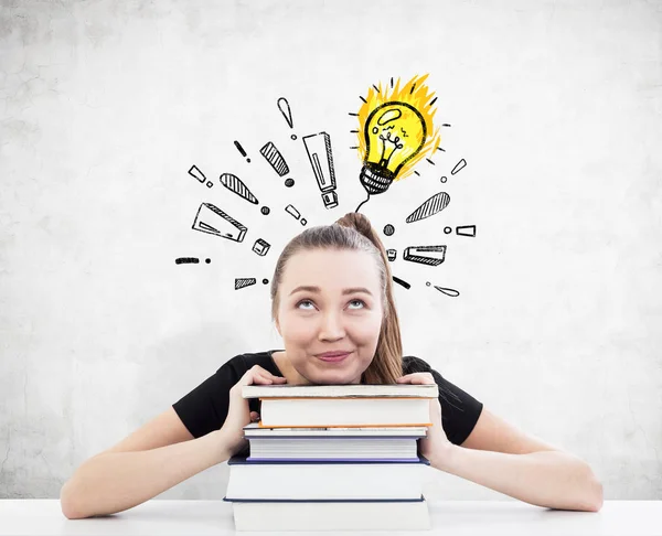 Ragazza con i libri ha un'idea — Foto Stock