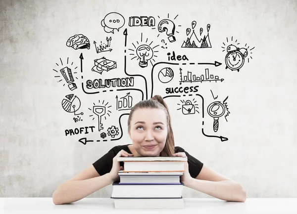 Donna con coda di cavallo, libri e un piano — Foto Stock