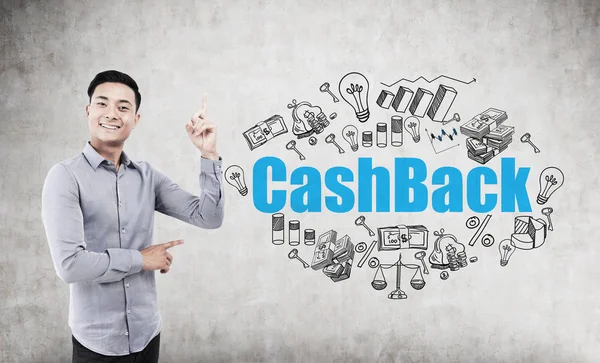 Aziatisch mens en blauwe cash back op blackboard — Stockfoto