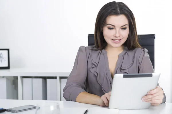 Close up van de vrouw in grijs met een tablet — Stockfoto