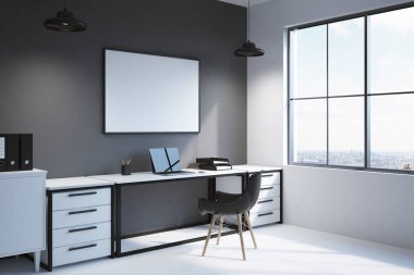 Bilgisayar ile modern çalışma alanı köşesinde