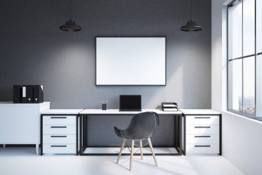 Bilgisayar ile modern çalışma alanı'nın önden görünümü