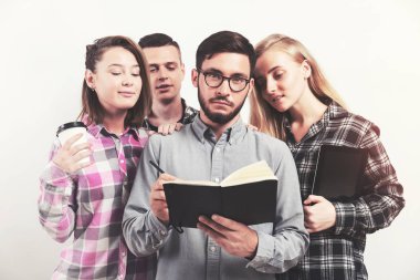 Öğrenci kitap okuma grubu