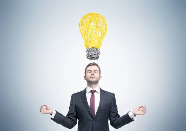 İşadamı ve ampul meditasyon