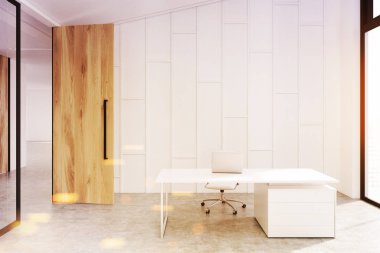 CEO office tonda bir dizüstü bilgisayar ile