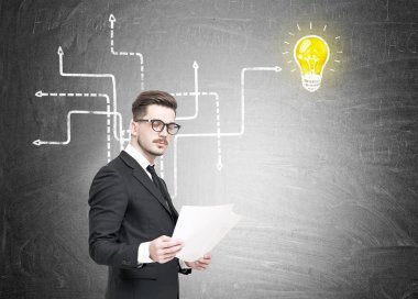 İşadamı belgelerle ve ok labirent