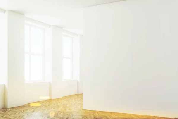 Pusty pokój rogu białe ściany, drewniane podłogi, stonowanych — Zdjęcie stockowe