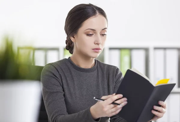 Sekreterare med en daglig planner, närbild — Stockfoto