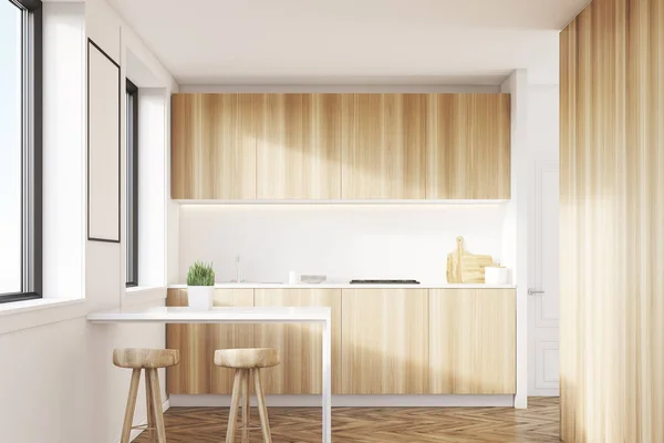 Интерьер светлой деревянной кухни со столом — стоковое фото