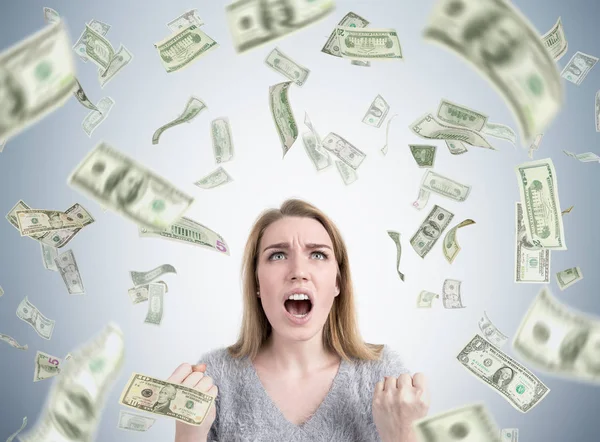 Vrouw onder dollar regen benadrukt — Stockfoto