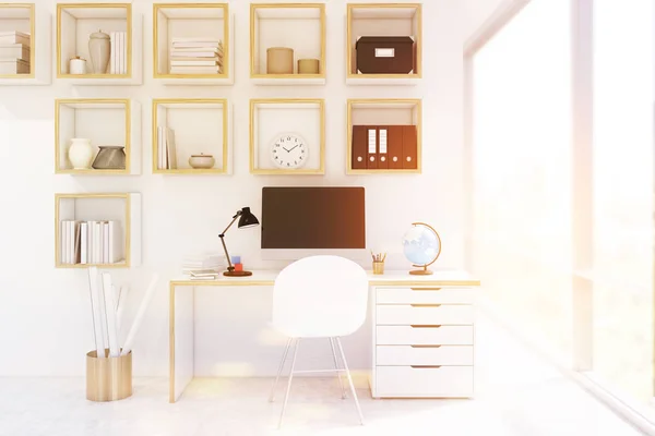 Bureau avec ordinateur dans un bureau à domicile, tonique — Photo