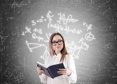 Blackboard formüllerle yakınındaki kadın bilim adamı