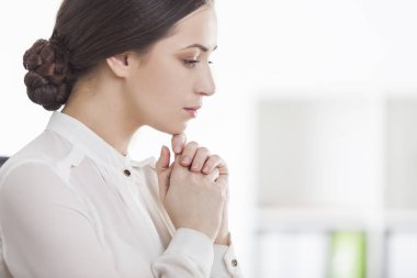 Beyaz ciddi bir iş kadını, yakın çekim