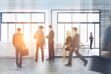 İnsanlar modern ofis lobisinde