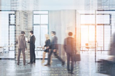 İnsanlar bir tonda ofis, lobide yürümek